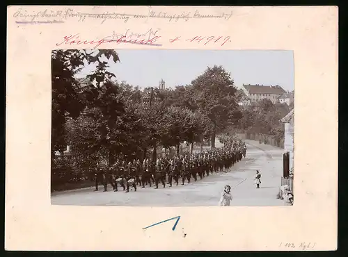 Fotografie Brück & Sohn Meissen, Ansicht Königsbrück, Dresdner Strasse mit marschierenden Soldaten, Uniform, Pickelhaube