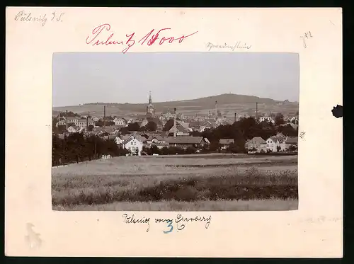 Fotografie Brück & Sohn Meissen, Ansicht Pulsnitz, Blick auf den Ort mit Schwedenstein