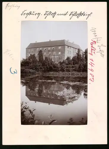 Fotografie Brück & Sohn Meissen, Ansicht Frohburg i. Sa., Blick über den Teich auf das Schloss