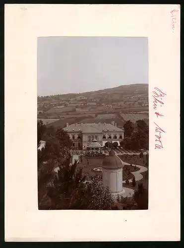 Fotografie Brück & Sohn Meissen, Ansicht Bilin, Blick auf die Josefquelle und das Kurhaus
