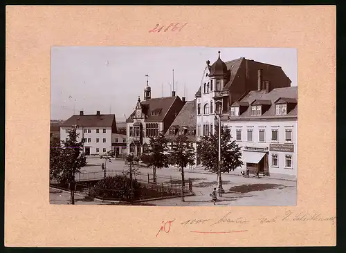 Fotografie Brück & Sohn Meissen, Ansicht Brand-Erbisdorf, Marktplatz mit Geschäft Nestler & Emmrich, Ratskeller