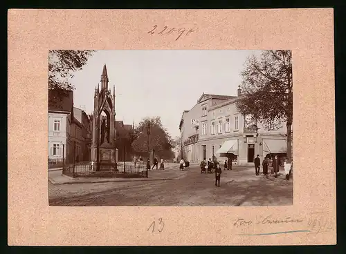 Fotografie Brück & Sohn Meissen, Ansicht Naumburg a. Saale, Lindenstrasse mit Kriegerdenkmal, Geschäfte