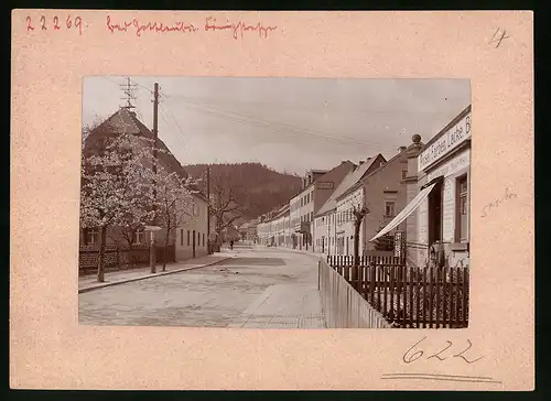 Fotografie Brück & Sohn Meissen, Ansicht Bad Gottleuba, Königsstrasse mit Fabrgschäft Fritz Hartmann, Blick auf die Bank