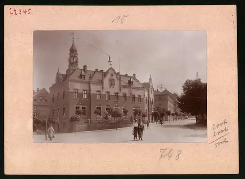 Fotografie Brück & Sohn Meissen, Ansicht Olbernhau i. Erzg., Strassenpartie am Postamt, zwei Damen beim flanieren