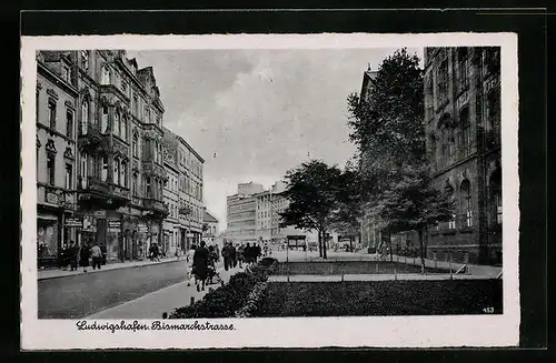 AK Ludwigshafen, Bismarckstrasse mit Passanten