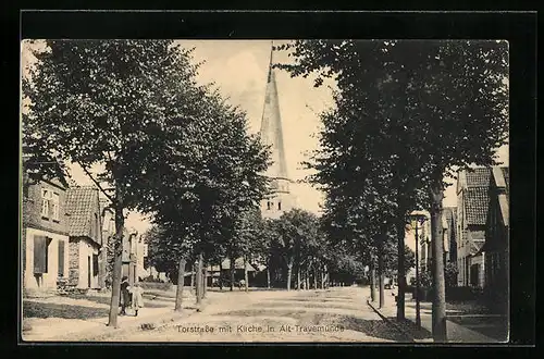 AK Alt-Travemünde, Torstrasse mit Kirche