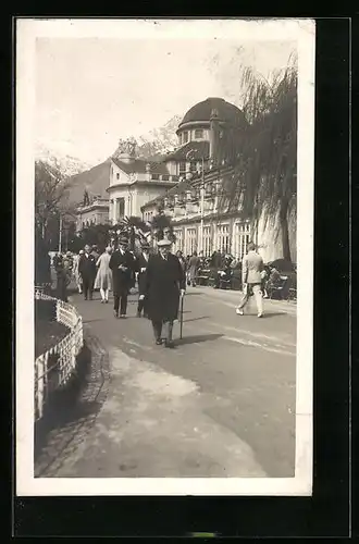 AK Merano, Ortsansicht mit Passanten