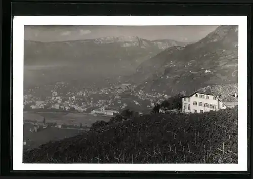 AK Bolzano, Gasthof Peterploner mit Blick auf die Stadt