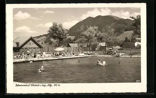 AK Wertach oi. bay. Allgäu, Gäste im Alpenschwimmbad