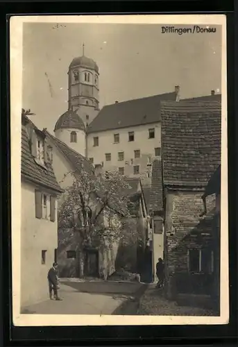 AK Dillingen /Donau, Blick aus einer Strasse zum Schloss