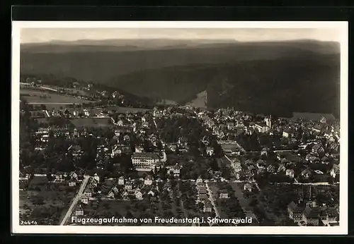 AK Freudenstadt /Schwarzwald, Ortsansicht vom Flugzeug aus