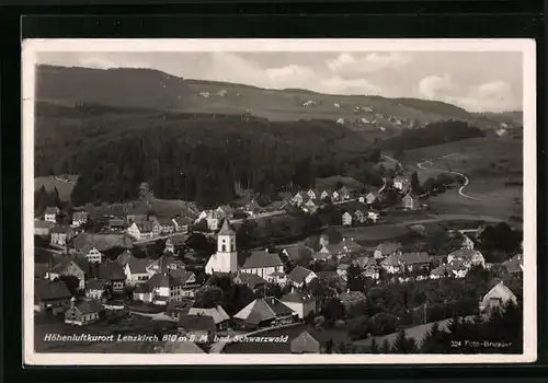 AK Lenzkirch /bad. Schwarzwald, Ortspartie mit Kirche