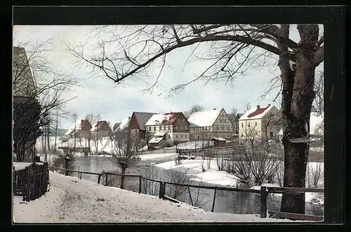 Künstler-AK Photochromie Nr. 1227: Verschneites Dorf mit Uferpartie