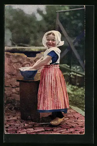 Künstler-AK Photochromie Nr.: 4480, Mädchen in Tracht mit Holzschuhen