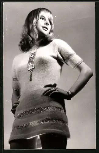 Fotografie hübsche Blondine trägt kurzes Kleid und Schmuck