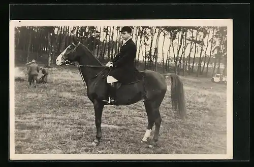 AK Reiter in Reitmontur auf einem Pferd