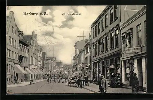 AK Harburg a. E., Mühlenstrasse mit Cigarren-Fabrik, Geschäften und Soldatenparade