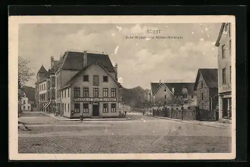 AK Soest, Gasthof Karl Greune Ecke Brüder- und Nötten-Wallstrasse mit Geschäften