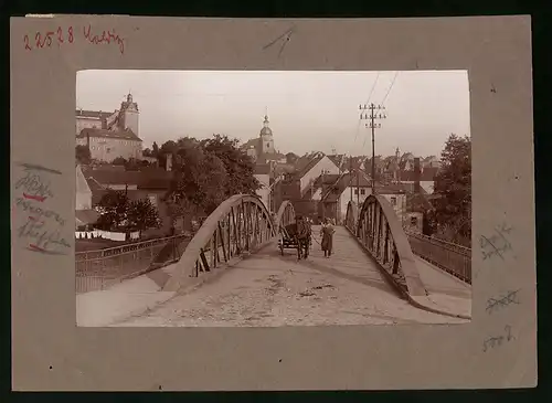 Fotografie Brück & Sohn Meissen, Ansicht Colditz i. Sa., Stahlbrücke mit Blick in die Stadt, Schloss