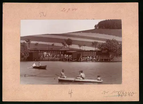 Fotografie Brück & Sohn Meissen, Ansicht Neustadt i. Sa., Blick auf die Badeanstalt mit jungen Knaben im Ruderboot