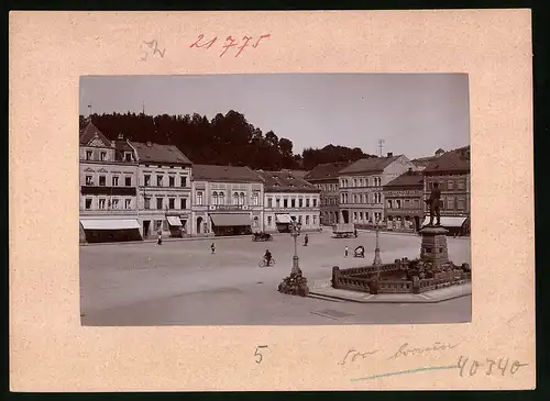 Fotografie Brück & Sohn Meissen, Ansicht Sebnitz i. Sa., Markt mit Gasthof Stadt Prag, Drogerie Adolf Zick, Hutmacher