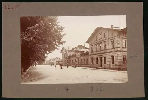 Fotografie Brück & Sohn Meissen, Ansicht Neustadt i. Sa., Strassenpartie am Bahnhof