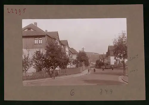 Fotografie Brück & Sohn Meissen, Ansicht Sebnitz-Knöchel, Dr.-Petzold-Strasse mit Litfasssäule, spielende Knaben