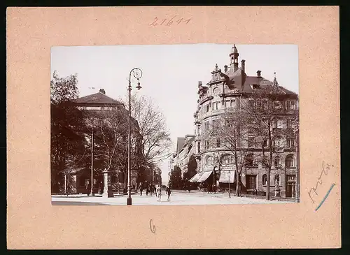 Fotografie Brück & Sohn Meissen, Ansicht Freiberg i. Sa., Erbische Strasse mit Wettersäule, Geschäft Zur Zentrale