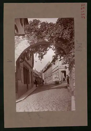 Fotografie Brück & Sohn Meissen, Ansicht Stolpen i. Sa., Blick durchs Stadttor in die Dresdner Strasse, Bäcker M. Wünsche