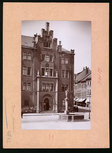 Fotografie Brück & Sohn Meissen, Ansicht Mittweida, Blick auf das Amtsgericht mit Brunnen