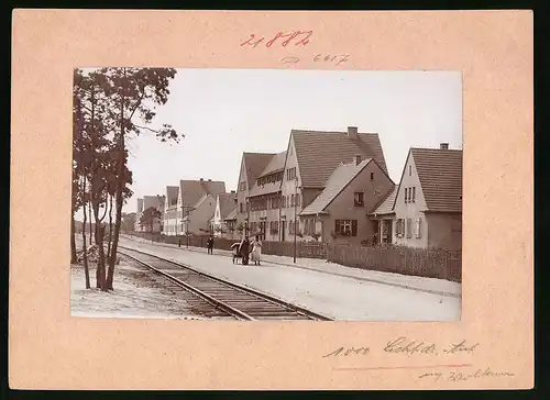 Fotografie Brück & Sohn Meissen, Ansicht Lautawerk, Weber-Urban-Allee mit Eisenbahngleisen