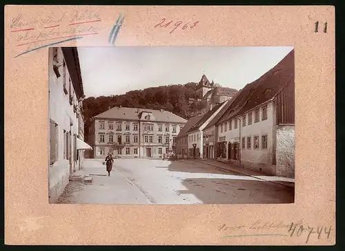 Fotografie Brück & Sohn Meissen, Ansicht Liebstadt i. Sa., Markt mit Gasthof zum schwarzen Kleeblatt, Buchhandlung