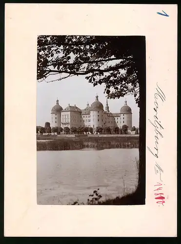 Fotografie Brück & Sohn Meissen, Ansicht Moritzburg, Blick über den See auf das Jagdschloss Moritzburg