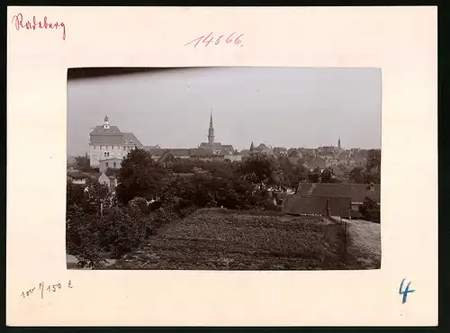 Fotografie Brück & Sohn Meissen, Ansicht Radeberg, Blick auf die Stadt mit Firmenhaus C. A. Knobloch