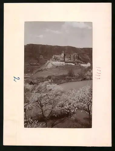 Fotografie Brück & Sohn Meissen, Ansicht Aussig / Elbe, Blick auf den Berg mit der Burg Schreckenstein