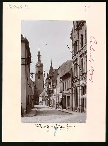 Fotografie Brück & Sohn Meissen, Ansicht Pulsnitz, Kurze Gasse mit Laden von Karl Menzel & Hedwig Frömmel