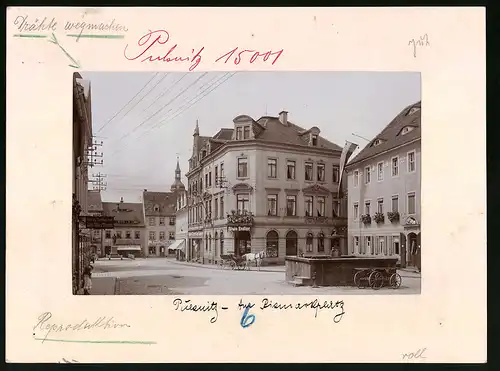 Fotografie Brück & Sohn Meissen, Ansicht Pulsnitz, Bismarckplatz mitTabakwarenladen Alwin Endler & Brunnen
