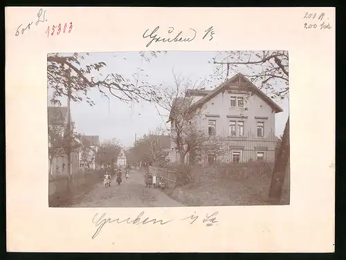 Fotografie Brück & Sohn Meissen, Ansicht Gruben i. Sa., Strassenansicht mit Wohnhäusern