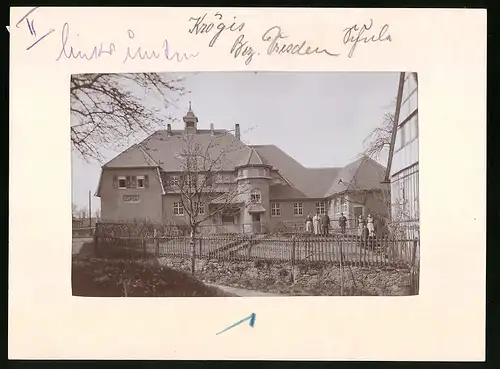 Fotografie Brück & Sohn Meissen, Ansicht Krögis, Schule, Schulhaus mit Hof