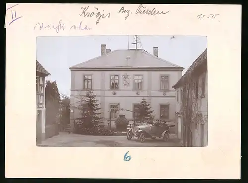 Fotografie Brück & Sohn Meissen, Ansicht Krögis, Auto Stoewer auf dem Hof eines Gehöft's