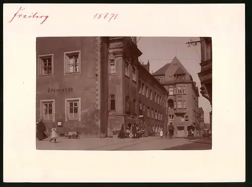 Fotografie Brück & Sohn Meissen, Ansicht Freiberg i. Sa., Strasseneck am Rathaus & Sparkasse