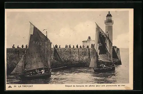 AK Le Tréport, Depart de Barques de peche pour une promenade en mer, Leuchtturm