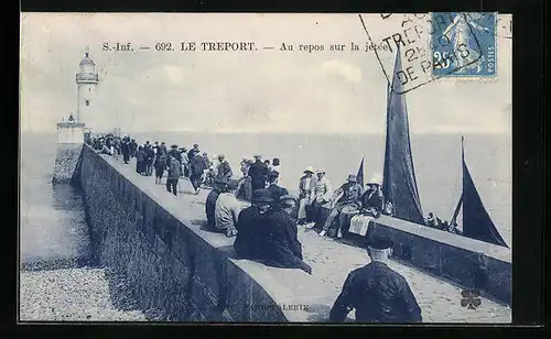 AK Le Tréport, Au repos sur la jetee, Leuchtturm