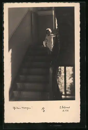 Foto-AK Adalbert Defner: Verschlafenes Mädchen auf der Treppe