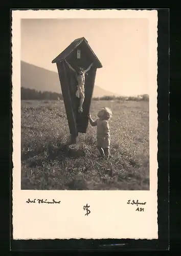 Foto-AK Adalbert Defner: Kleinkind am Wegkreuz