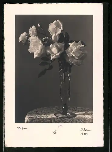 Foto-AK Adalbert Defner: Weisse Rosen in gläserner Vase