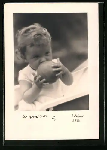 Foto-AK Adalbert Defner: Kleinkind mit Ball
