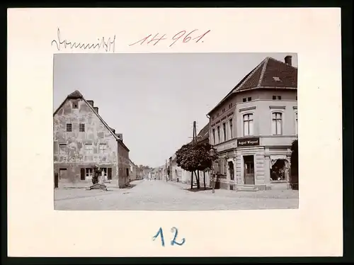 Fotografie Brück & Sohn Meissen, Ansicht Dommitzsch, Sandstrasse mit Eckladen August Wiegand