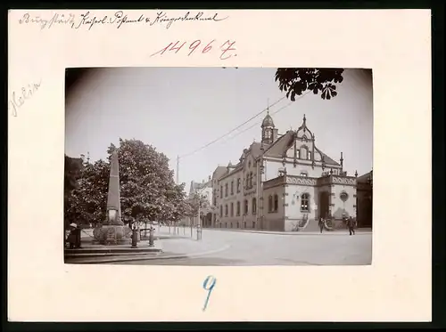Fotografie Brück & Sohn Meissen, Ansicht Burgstädt, Strasseneck am Postamt mit Kriegerdenkmal
