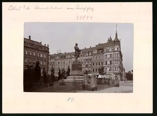 Fotografie Brück & Sohn Meissen, Ansicht Löbau, Königsplatz mit Ladengeschäft Paul Weise & Bismarck-Denkmal